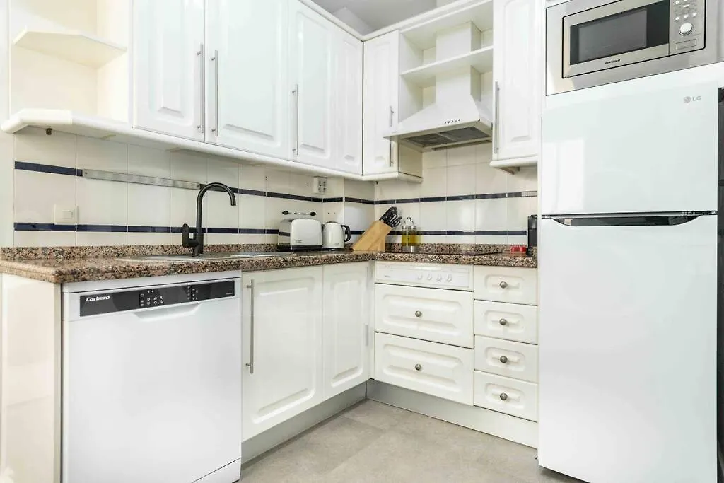 מאלגה Spacious & Authentic Apartment By Rems