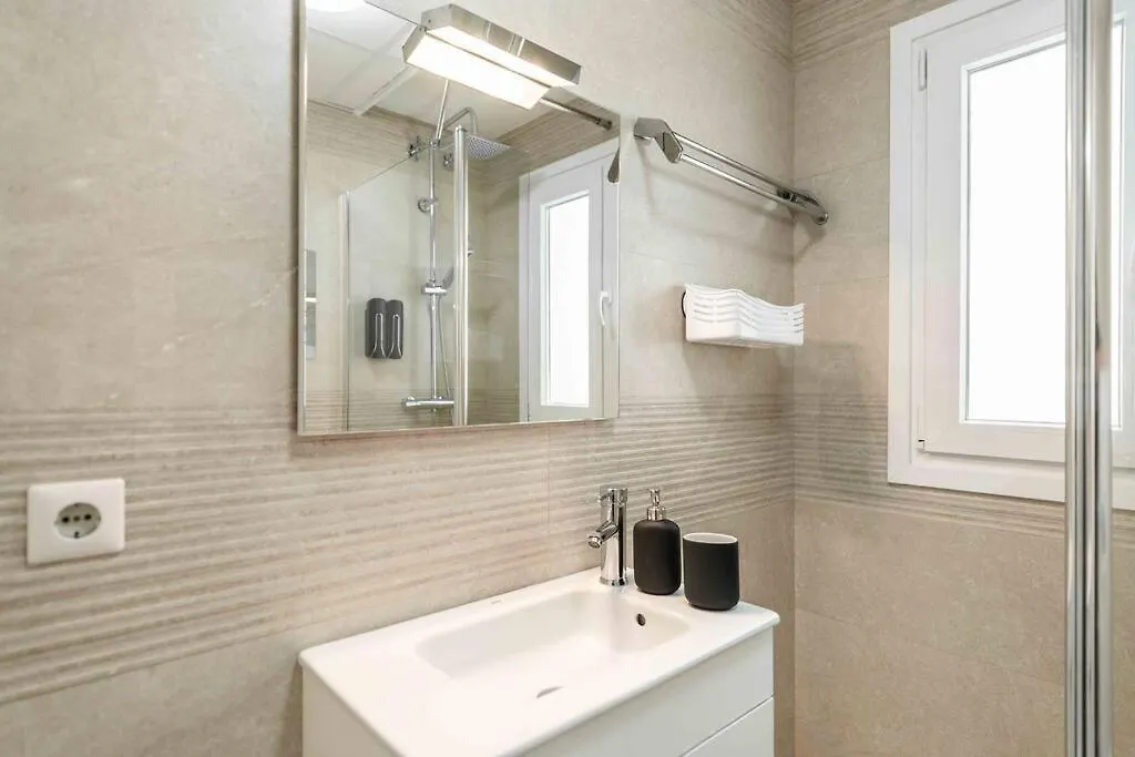 Spacious & Authentic Apartment By Rems Málaga
